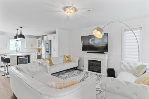 Salon - 73 Av. Des Tilleuls, Salaberry-De-Valleyfield, QC - Indoor Photo Showing Living Room With Fireplace