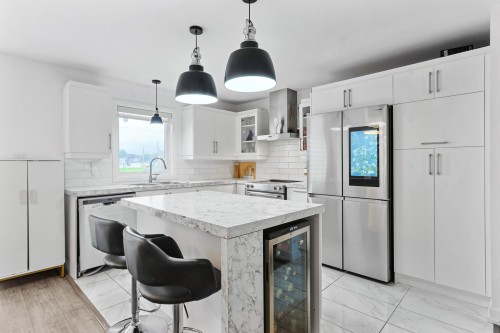 Cuisine - 73 Av. Des Tilleuls, Salaberry-De-Valleyfield, QC - Indoor Photo Showing Kitchen With Upgraded Kitchen