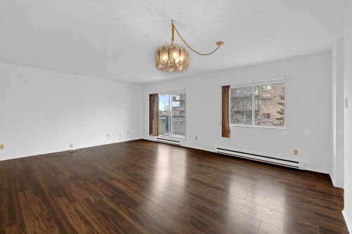 Salon - 33 Rue Hasting, Dollard-Des-Ormeaux, QC - Indoor