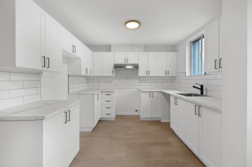 Cuisine - 33 Rue Hasting, Dollard-Des-Ormeaux, QC - Indoor Photo Showing Kitchen With Upgraded Kitchen