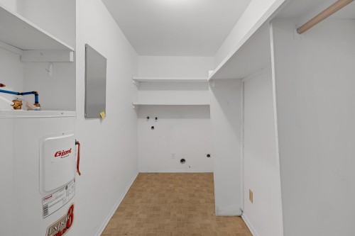 Rangement - 33 Rue Hasting, Dollard-Des-Ormeaux, QC - Indoor