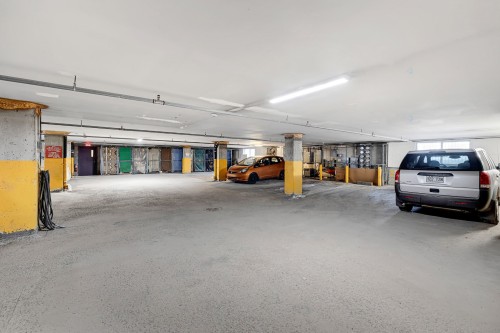 Garage - 33 Rue Hasting, Dollard-Des-Ormeaux, QC - Indoor Photo Showing Garage