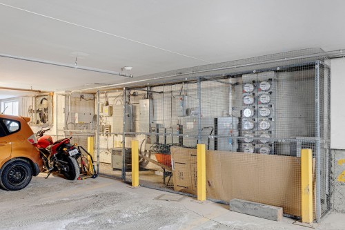 Garage - 33 Rue Hasting, Dollard-Des-Ormeaux, QC - Indoor Photo Showing Garage