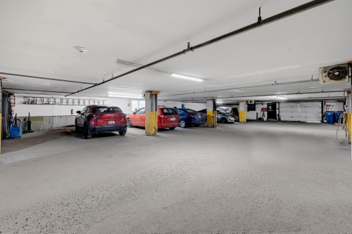 Garage - 33 Rue Hasting, Dollard-Des-Ormeaux, QC - Indoor Photo Showing Garage