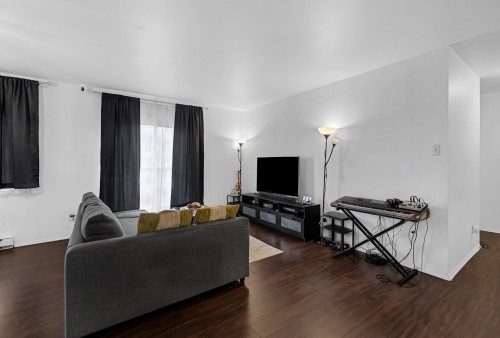 Salon - 33 Rue Hasting, Dollard-Des-Ormeaux, QC - Indoor Photo Showing Living Room