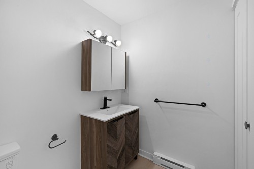 Salle de bains - 33 Rue Hasting, Dollard-Des-Ormeaux, QC - Indoor Photo Showing Bathroom