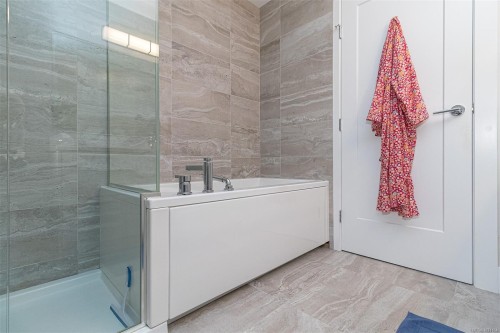 307-2500 Hackett Cres, Central Saanich, BC - Indoor Photo Showing Bathroom