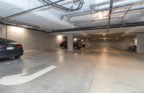 307-2500 Hackett Cres, Central Saanich, BC - Indoor Photo Showing Garage