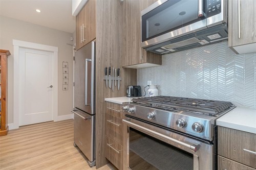307-2500 Hackett Cres, Central Saanich, BC - Indoor Photo Showing Kitchen With Upgraded Kitchen