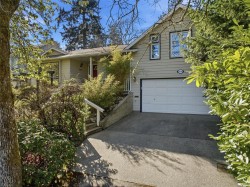3874 Grange Rd Saanich, BC V8Z 4T5