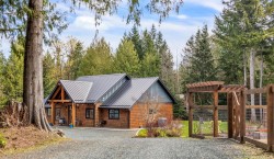 1423 Dolly Varden Way Qualicum Beach, BC V9K 2V1