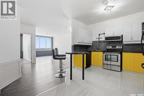 806 1867 Hamilton Street, Regina, SK - Indoor Photo Showing Kitchen With Stainless Steel Kitchen