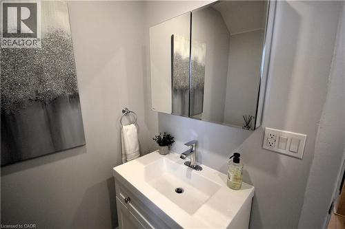 151 London Street N, Hamilton, ON - Indoor Photo Showing Bathroom