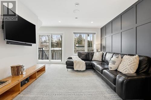 29 Pinewood Trail, Mississauga, ON - Indoor Photo Showing Living Room
