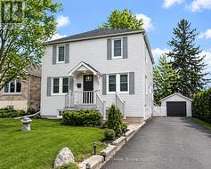 317 SUMMIT AVENUE  Ottawa, ON K1H 5Z9