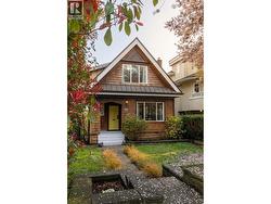 261 E 4TH STREET North Vancouver, BC V7L 1J1