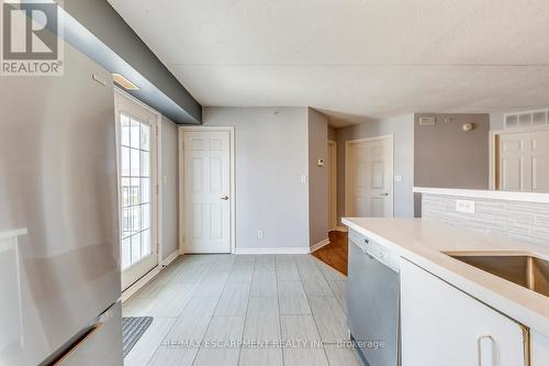 302 - 1411 Walkers Line, Burlington, ON - Indoor Photo Showing Kitchen