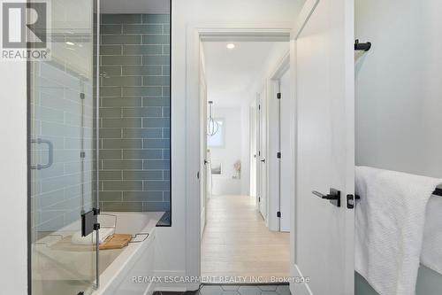 286 East 18Th Street, Hamilton, ON - Indoor Photo Showing Bathroom