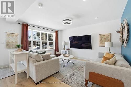 286 East 18Th Street, Hamilton, ON - Indoor Photo Showing Living Room