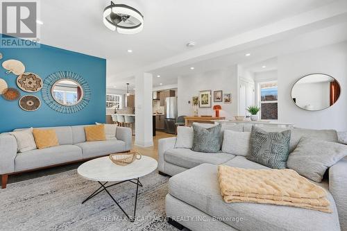 286 East 18Th Street, Hamilton, ON - Indoor Photo Showing Living Room
