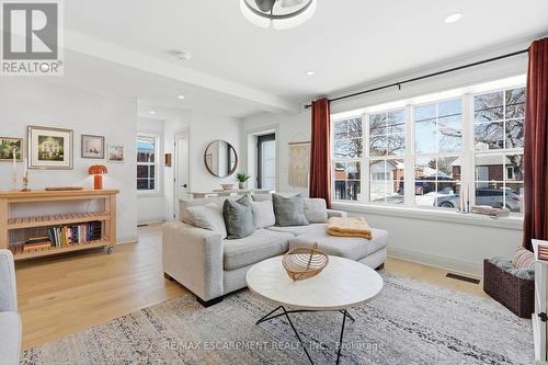 286 East 18Th Street, Hamilton, ON - Indoor Photo Showing Living Room