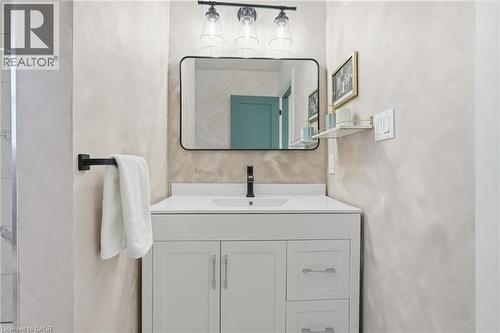 286 East 18Th Street, Hamilton, ON - Indoor Photo Showing Bathroom