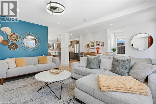 286 East 18Th Street, Hamilton, ON - Indoor Photo Showing Living Room