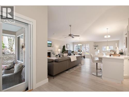393 Rio Drive S, Kelowna, BC - Indoor Photo Showing Living Room