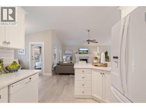 393 Rio Drive S, Kelowna, BC - Indoor Photo Showing Kitchen