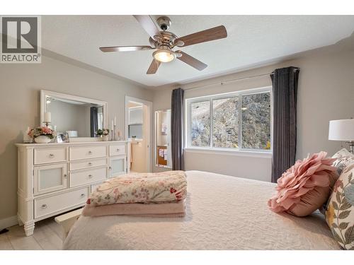 393 Rio Drive S, Kelowna, BC - Indoor Photo Showing Bedroom