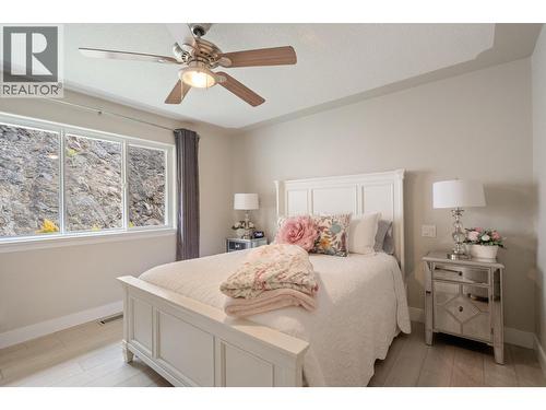 393 Rio Drive S, Kelowna, BC - Indoor Photo Showing Bedroom
