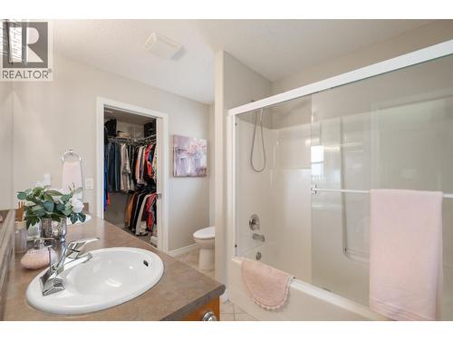 393 Rio Drive S, Kelowna, BC - Indoor Photo Showing Bathroom