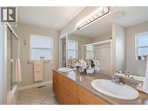 393 Rio Drive S, Kelowna, BC - Indoor Photo Showing Bathroom