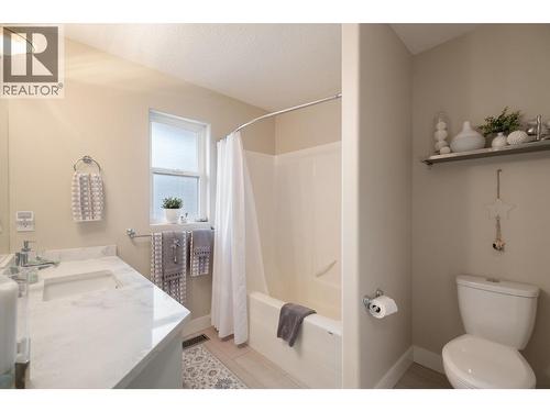 393 Rio Drive S, Kelowna, BC - Indoor Photo Showing Bathroom