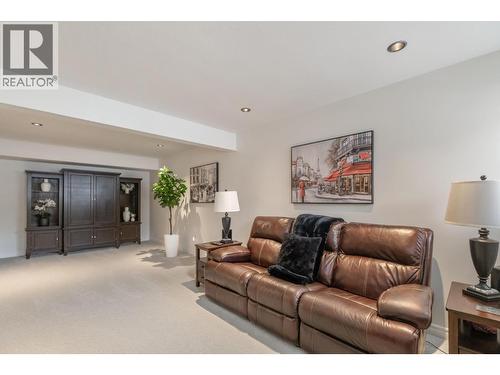 393 Rio Drive S, Kelowna, BC - Indoor Photo Showing Living Room