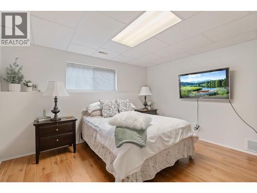 393 Rio Drive S, Kelowna, BC - Indoor Photo Showing Bedroom