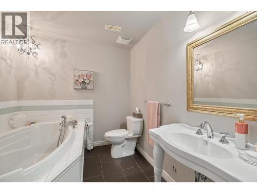 393 Rio Drive S, Kelowna, BC - Indoor Photo Showing Bathroom