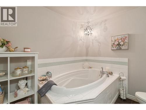 393 Rio Drive S, Kelowna, BC - Indoor Photo Showing Bathroom