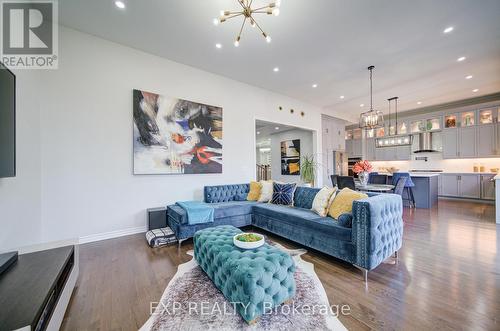 41 Bremner Street, Whitby, ON - Indoor Photo Showing Living Room