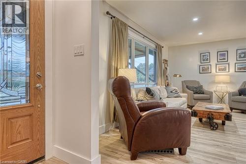 1141 Mohawk Road E, Hamilton, ON - Indoor Photo Showing Living Room