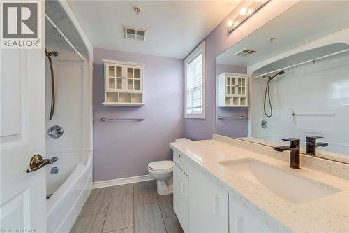 Bathroom with tub / shower combination and vanity - 1411 Walker'S Line Unit# 302, Burlington, ON - Indoor Photo Showing Bathroom