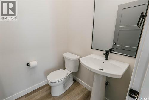 803 2Nd Street E, Saskatoon, SK - Indoor Photo Showing Bathroom