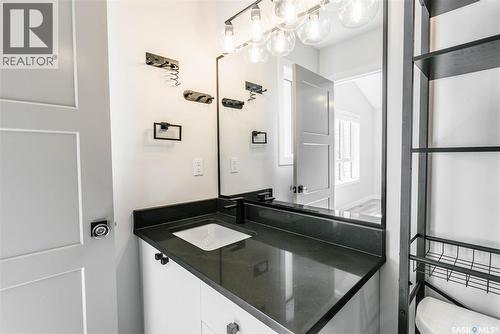 803 2Nd Street E, Saskatoon, SK - Indoor Photo Showing Bathroom