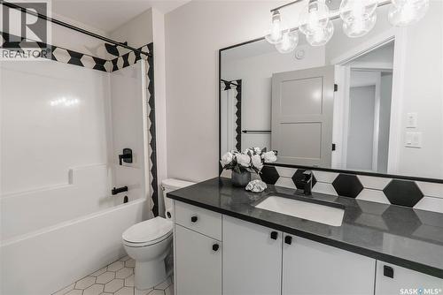 803B 2Nd Street E, Saskatoon, SK - Indoor Photo Showing Bathroom