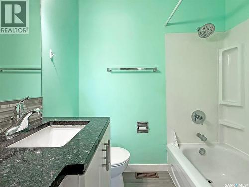 210 Clinton Place, Swift Current, SK - Indoor Photo Showing Bathroom