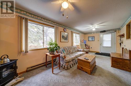310 Tiny Beaches Road S, Tiny, ON - Indoor Photo Showing Living Room