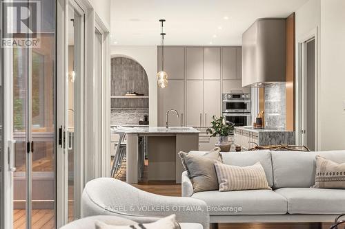291 Billings Avenue, Ottawa, ON - Indoor Photo Showing Living Room