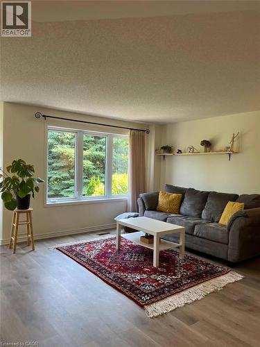 318 Sable Court, Waterloo, ON - Indoor Photo Showing Living Room