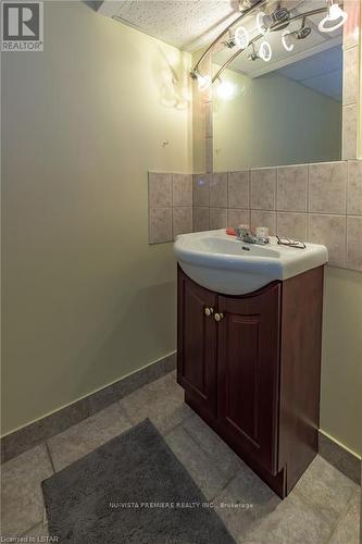 230 Burlington Street, London South (South J), ON - Indoor Photo Showing Bathroom