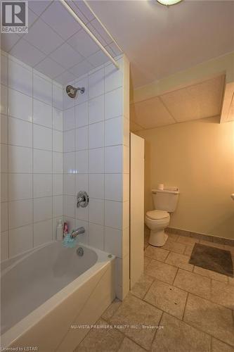 230 Burlington Street, London South (South J), ON - Indoor Photo Showing Bathroom